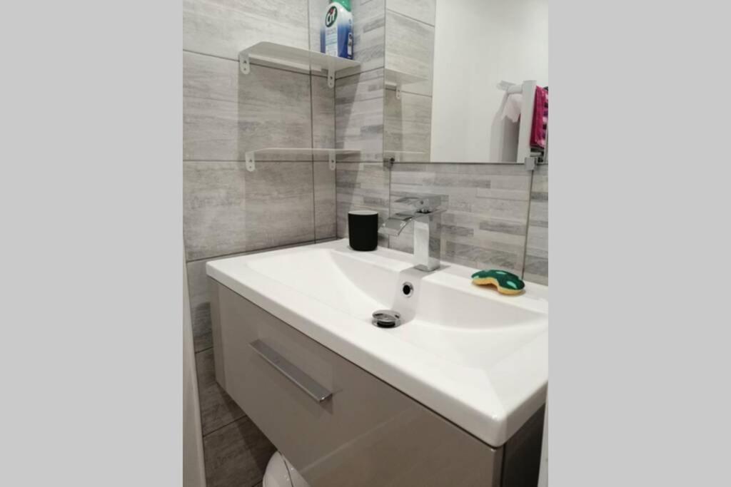 Charmant Appartement Avec Terrasse Pont-de-l'Isere Luaran gambar